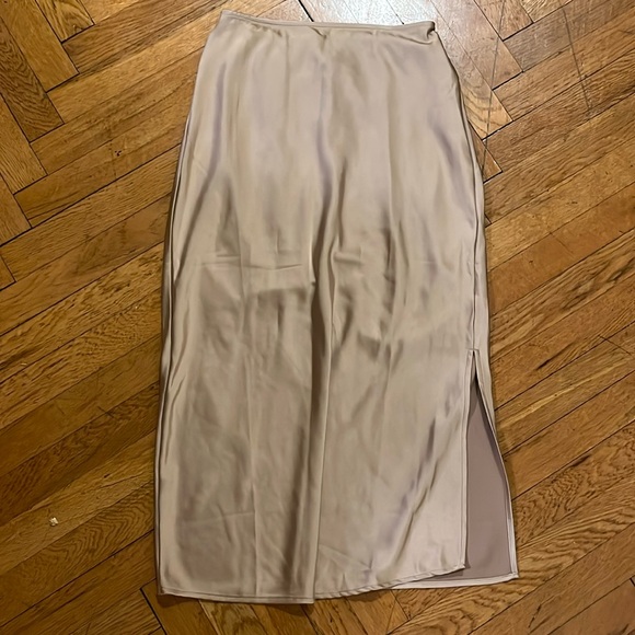 Old Navy high waisted satin mid slip skirt - Picture 2 of 5